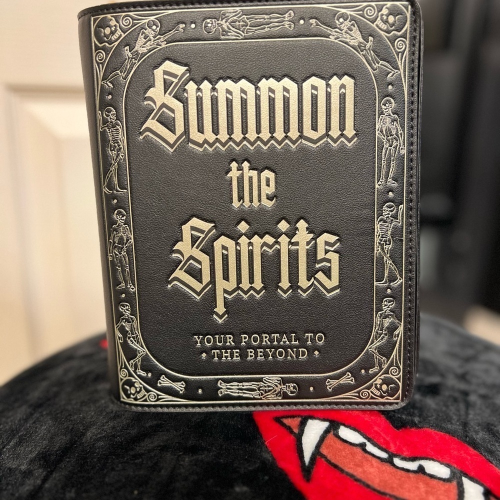 🖤💀NWT-MAD ENGINE “SUMMON THE SPIRITS” SUPER CUTE BOOK LOOKING CROSSBODY ☠️🖤 - Picture 10 of 14